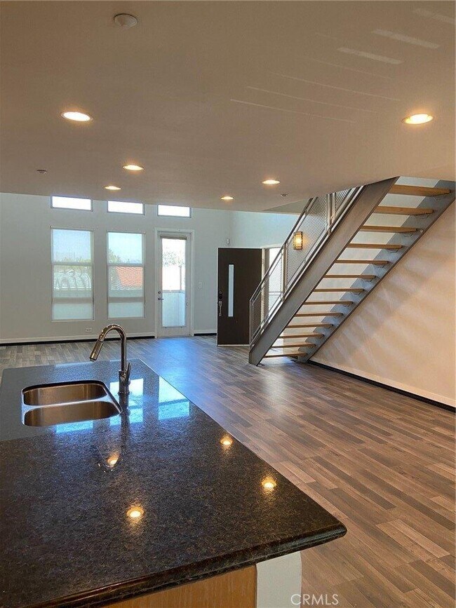 Foto del edificio - 574 S Brea Blvd