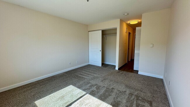 Foto del edificio - Largest 1-Bedroom Layout with In Unit Laundry