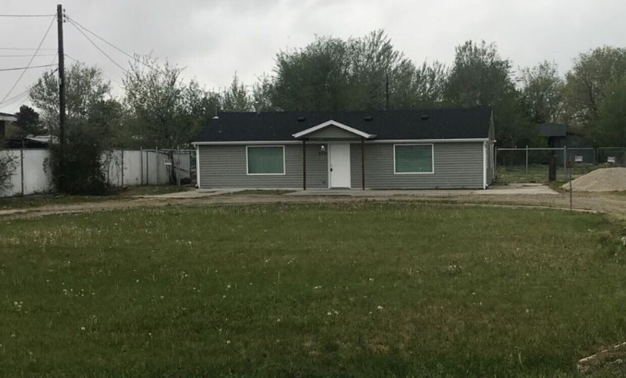 Primary Photo - 2 Bedroom West Valley Home - HUGE Yard, av...