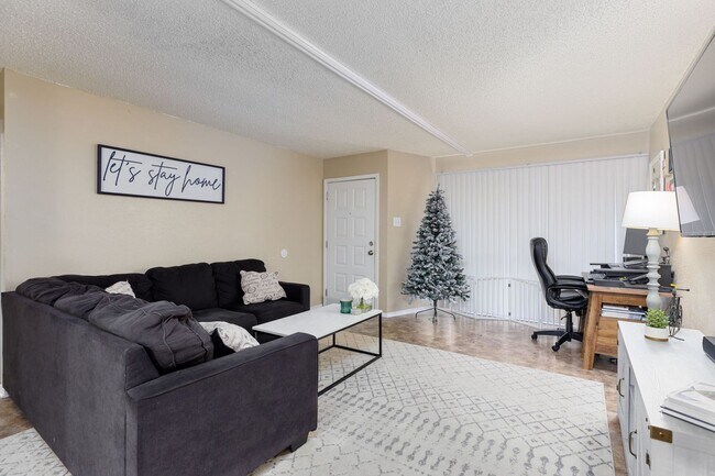 Foto del edificio - *COMING SOON!* 3 Bedroom 2 Bath Home Near ...