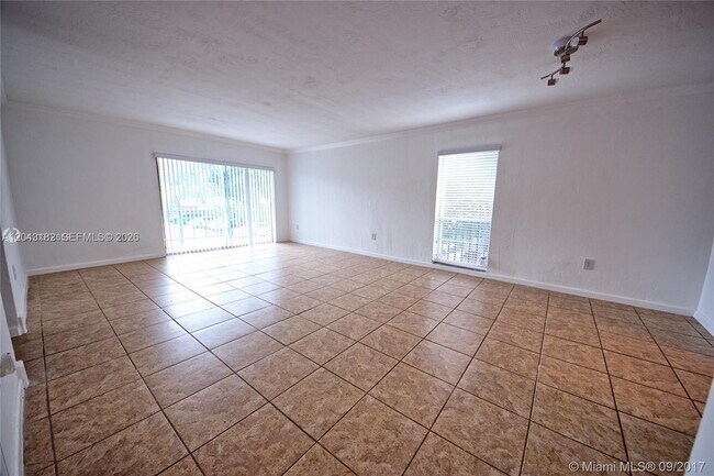 Foto del edificio - 6900 N Kendall Dr