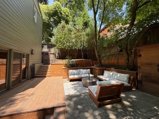 Foto del edificio - TWO BEDROOM / ONE BATH CREEKSIDE LARKSPUR ...