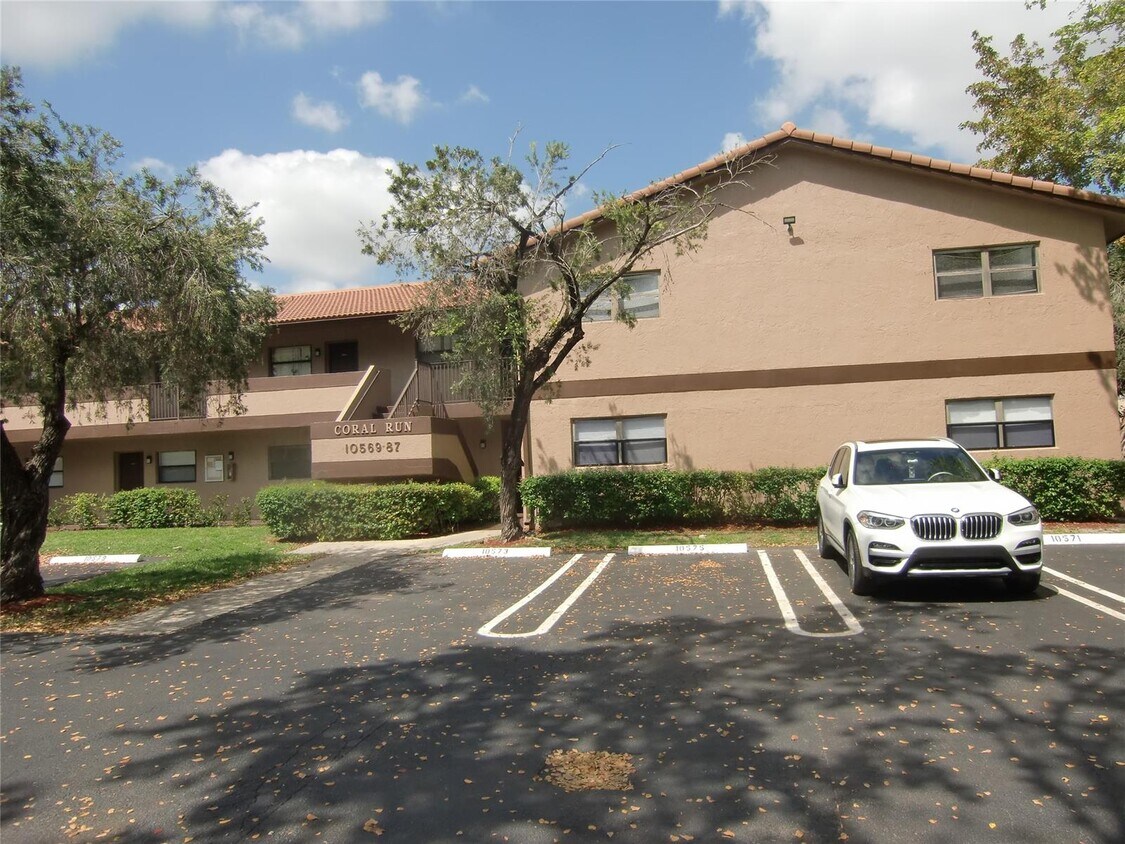 Foto principal - 10575 Royal Palm Blvd