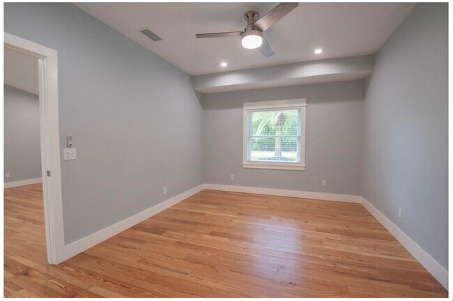 Building Photo - 608 Kings Way