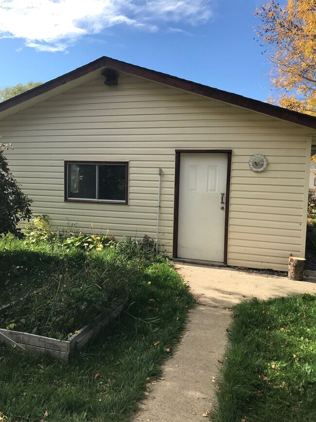 Photo du bâtiment - 3 Bed 1 Bath Unit in Red Deer, AB