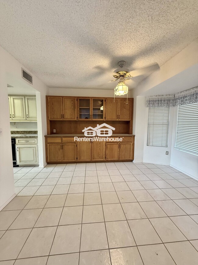 Building Photo - 1011 E Renee Dr