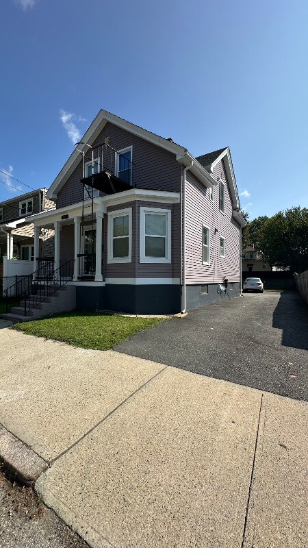 Building Photo - 227 Unit St