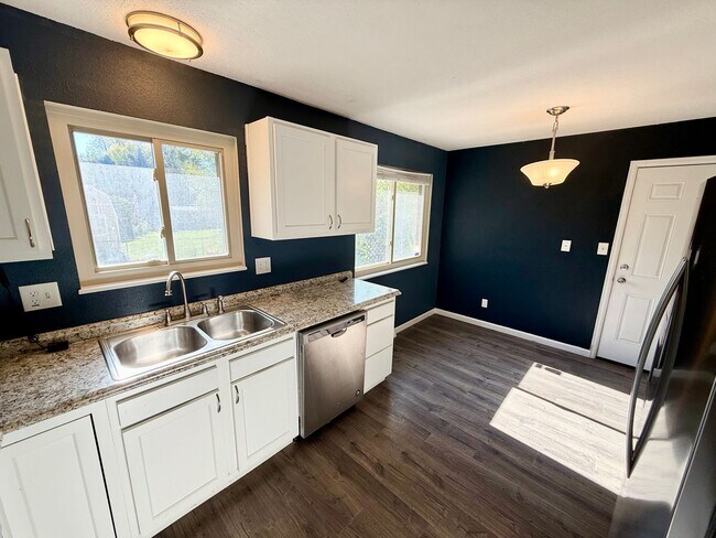 Building Photo - 3 Bedroom Home with Large Yard