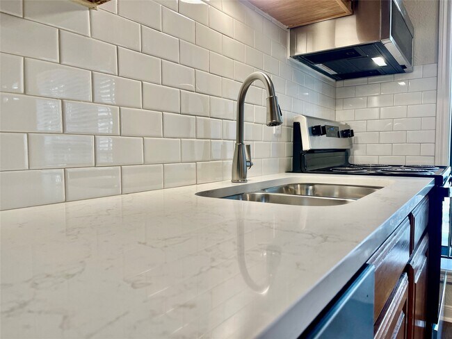 Foto del edificio - 1311 Antoine Dr