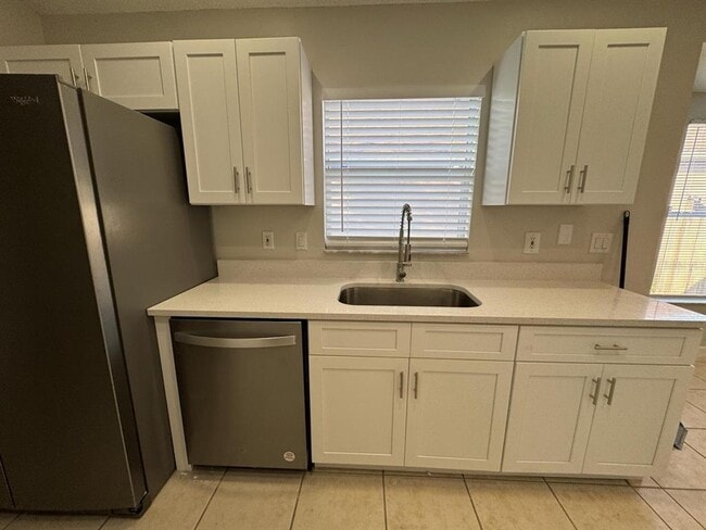 Foto del edificio - 611 Cypress Tree Ct