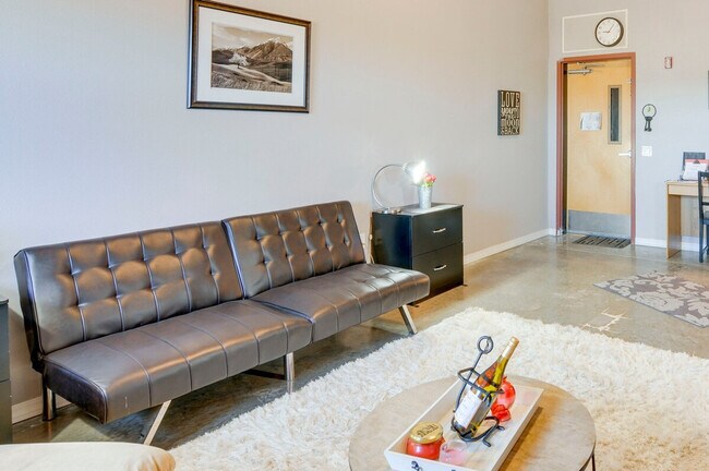 Building Photo - 800 Oak St