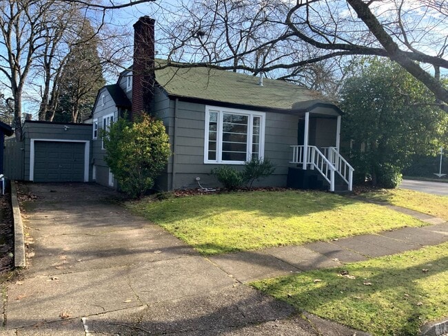 4 Bedroom, 1.5 Bath House - 4 Bedroom, 1.5 Bath House