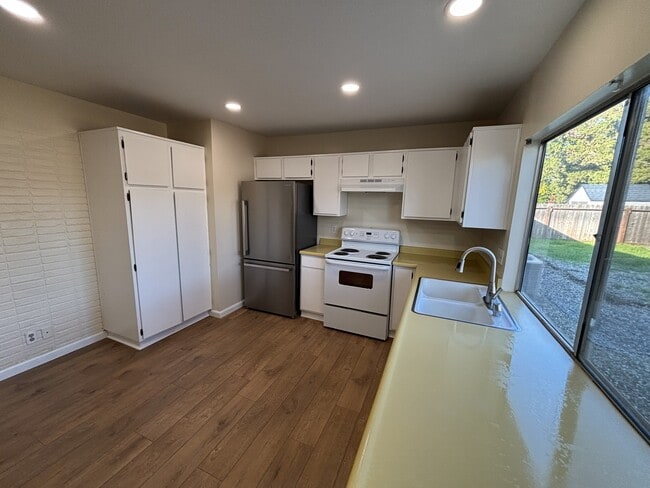 Building Photo - 137 Edwin Dr