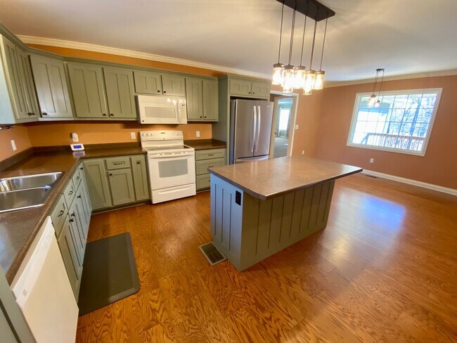 Building Photo - 5 bedroom - 3 bath Farm House  - 251 Woodview