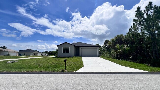 Foto del edificio - Spacious 3-Bedroom Home with Garage & Pati...