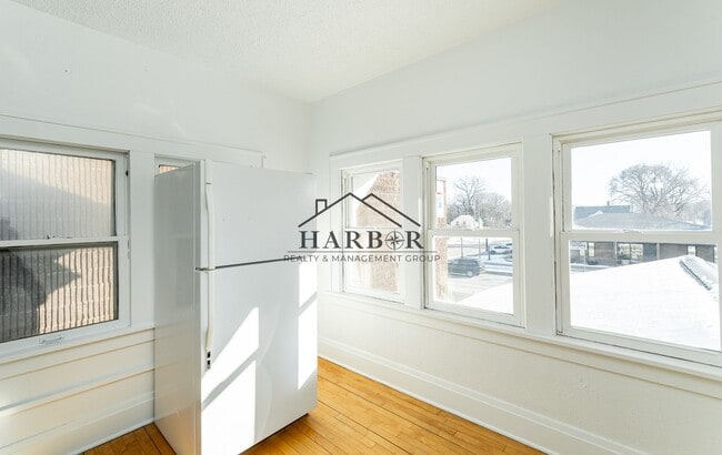 Building Photo - 917 N Broadway Ave