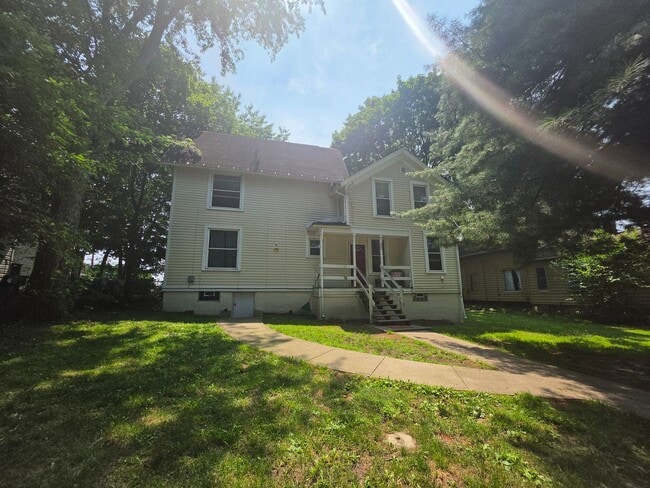 Foto del edificio - 242 W Highland Ave