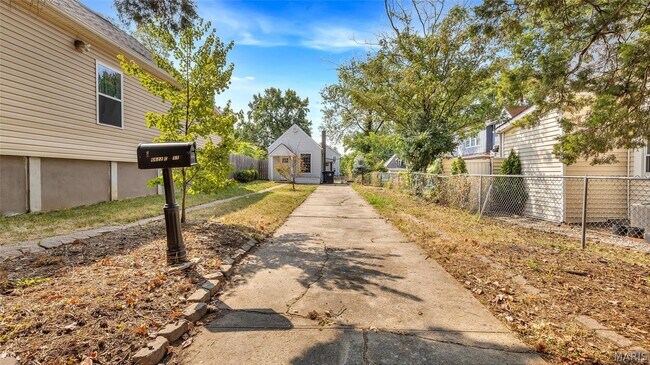 Foto del edificio - 6622 Crest Ave