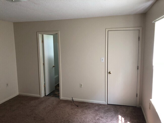 Building Photo - 3 Bedroom House - Vouchers Accepted
