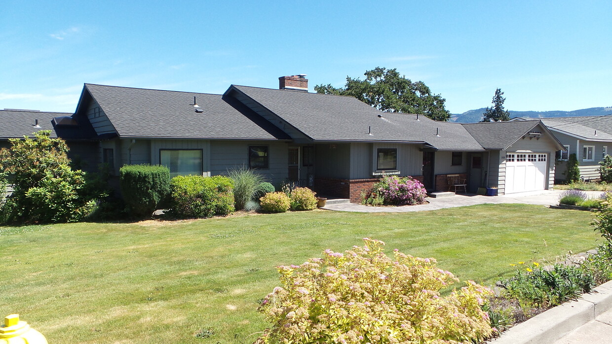 Foto principal - Furnished 4BR Home for Rent in Hood River