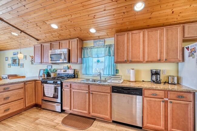 Building Photo - FURNISHED OFF-SEASON RENTAL AVAILABLE STAR...