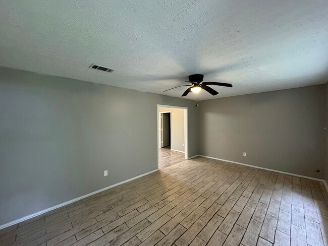 Photo - 130 E Woodcrest Dr House