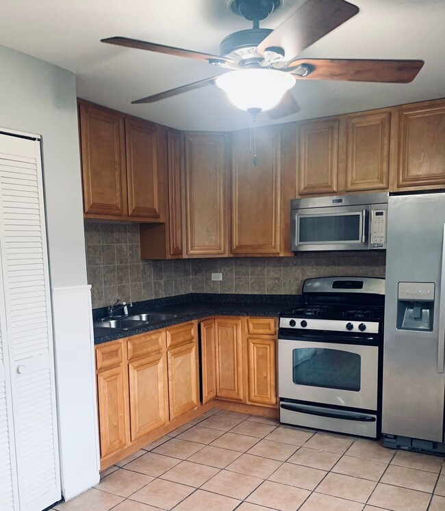 Building Photo - STREAMWOOD 3BR, 1.5BA 2 STORY TOWNHOUSE