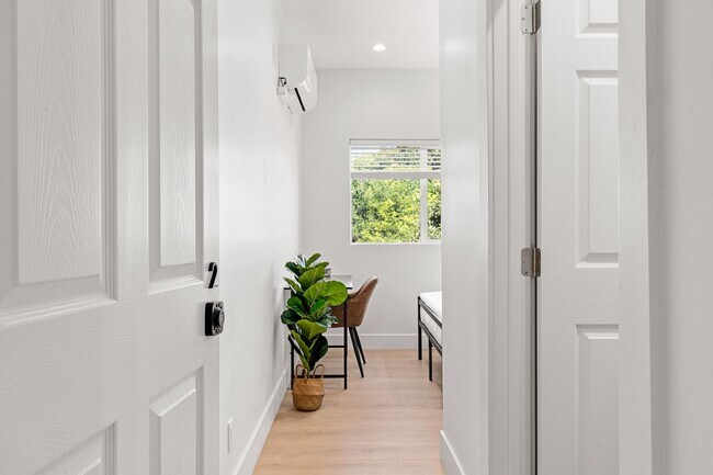 Foto del edificio - A 3 Bedroom apartment with ensuite bathrooms, common areas and a fully functional kitchen at 1736...