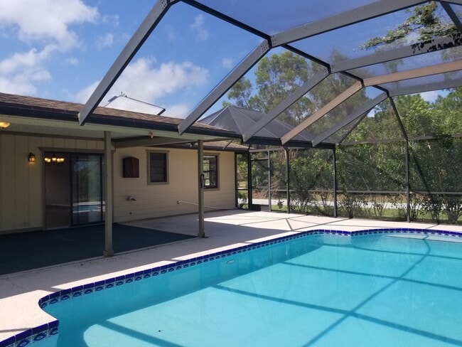 Foto del edificio - 3/2/1 with screened in patio/pool