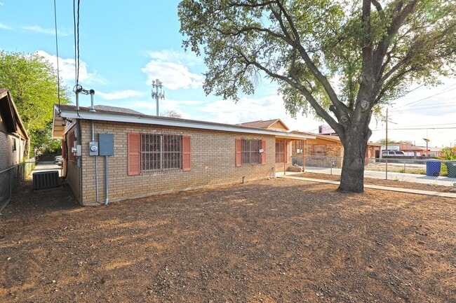 Building Photo - 1215 Bustamante St