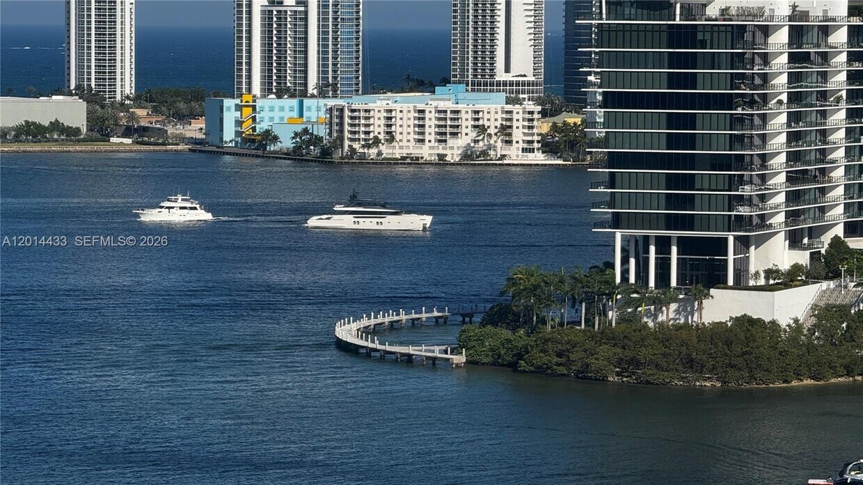 Foto del edificio - 3300 NE 190th St
