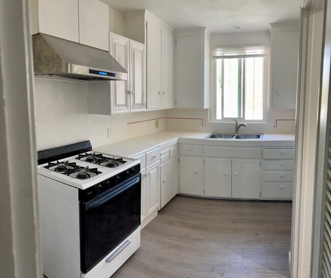 Building Photo - 5726 Hazeltine Ave