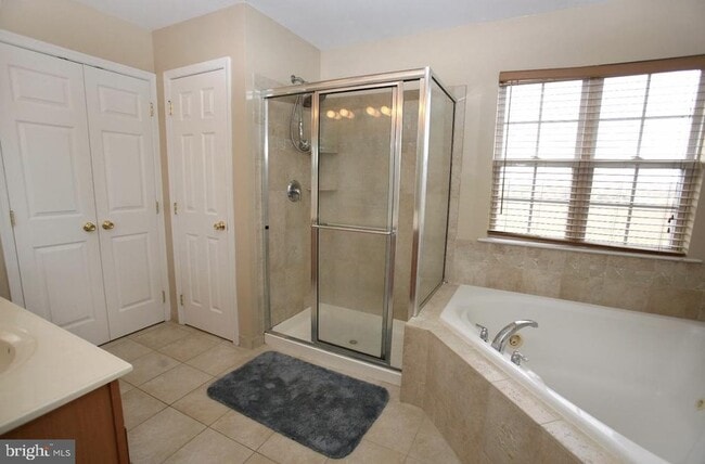 Foto del edificio - 60 Cypress Point Road