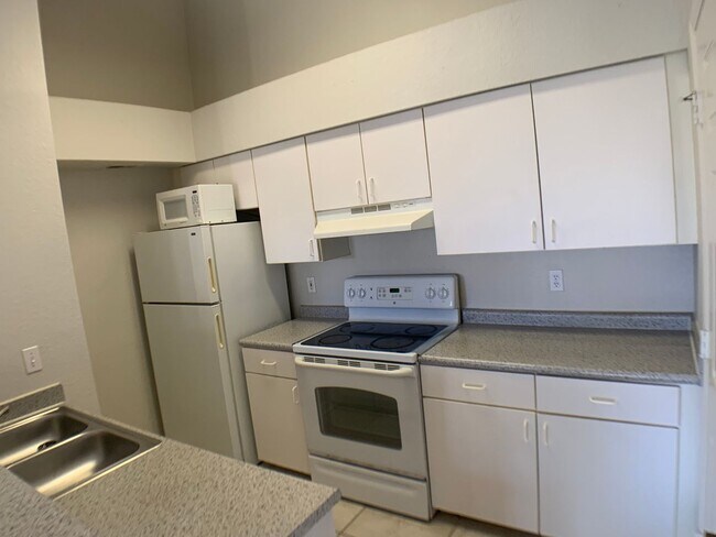 Foto del edificio - Beautiful 2/2 in an amazing secure community