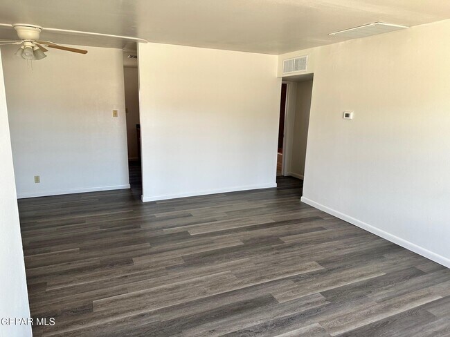 Foto del edificio - 4921 Mcgregor Dr