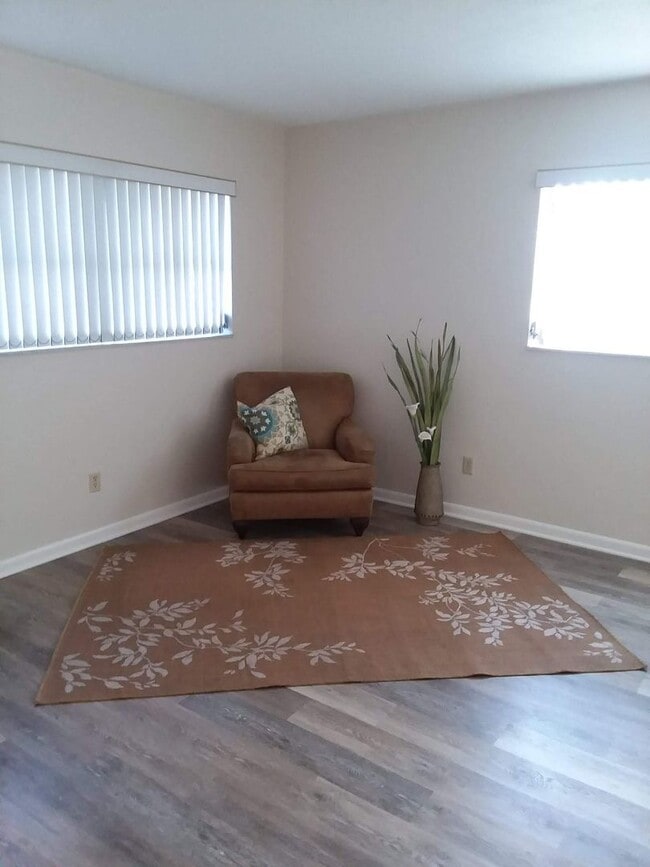 Foto del edificio - Large open 1 bedroom 1 bath - Annual Rental