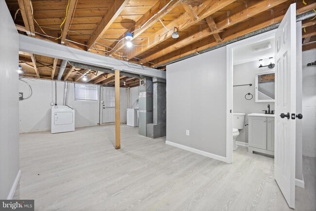 Building Photo - 6016 Marquette Rd