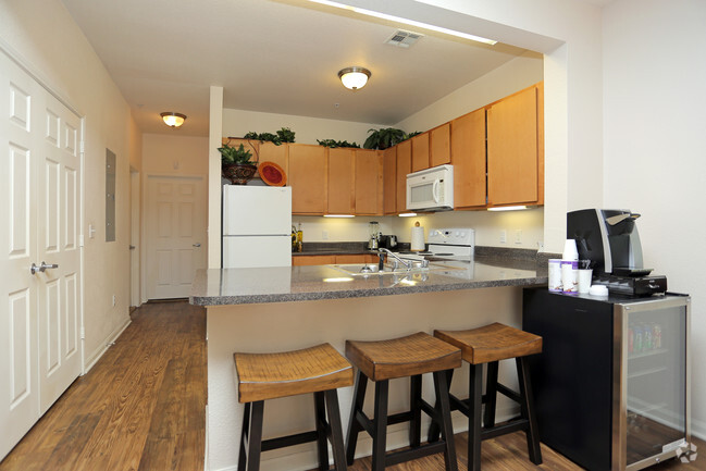 4BR - Kitchen - The Edge