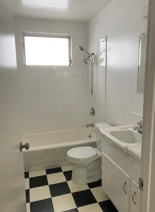 Building Photo - 3834 Mentone Ave