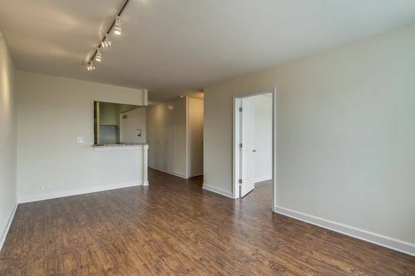 Foto principal - 1455 N Sandburg Terrace