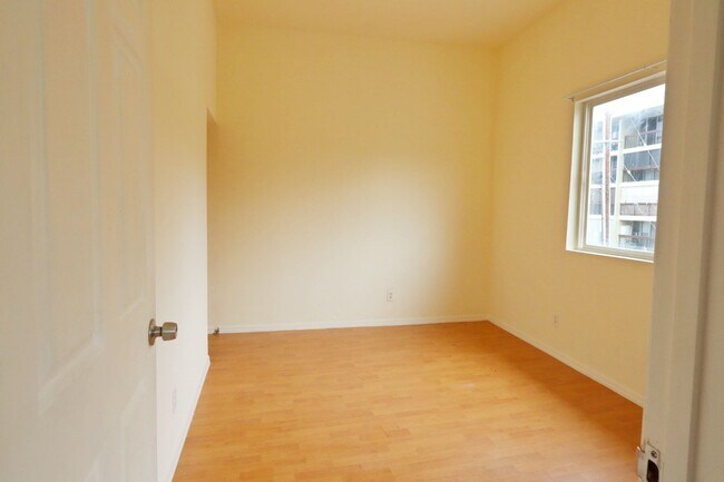 Building Photo - 1095