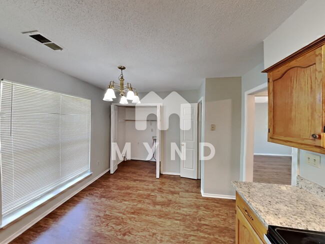 Foto del edificio - 3412 Laurelwood Dr