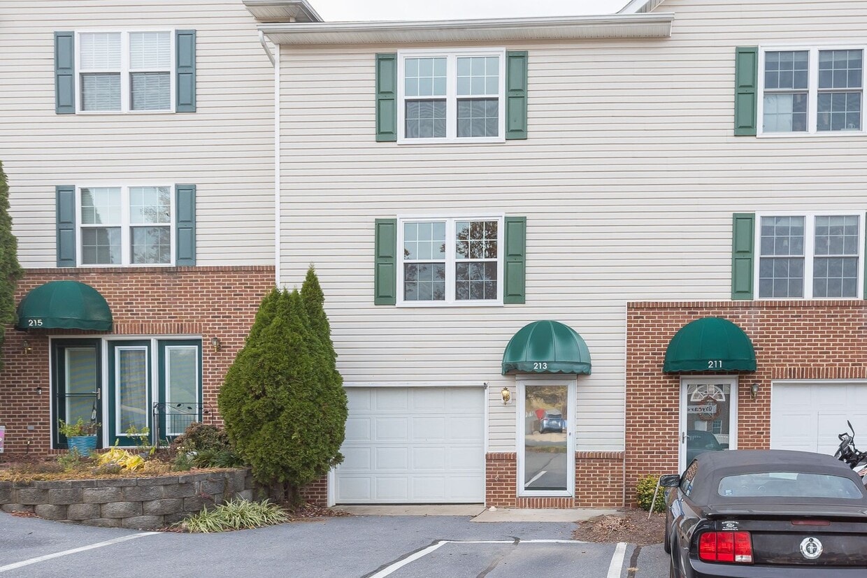 Spacious 3-Bedroom Townhome with Garage in a Prime Harrisonburg Location! - Spacious 3-Bedroom Townhome with Garage in a Prime Harrisonburg Location!