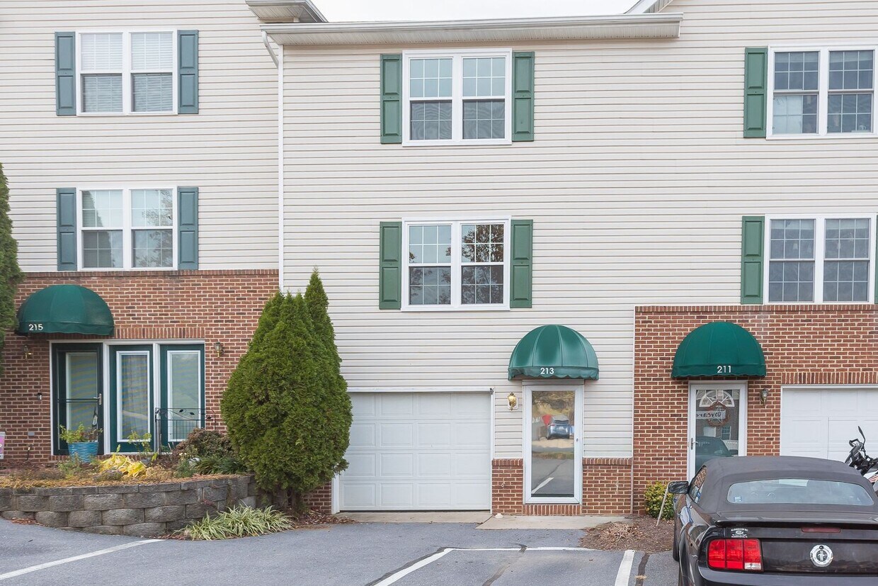 Foto principal - Spacious 3-Bedroom Townhome with Garage in a Prime Harrisonburg Location!