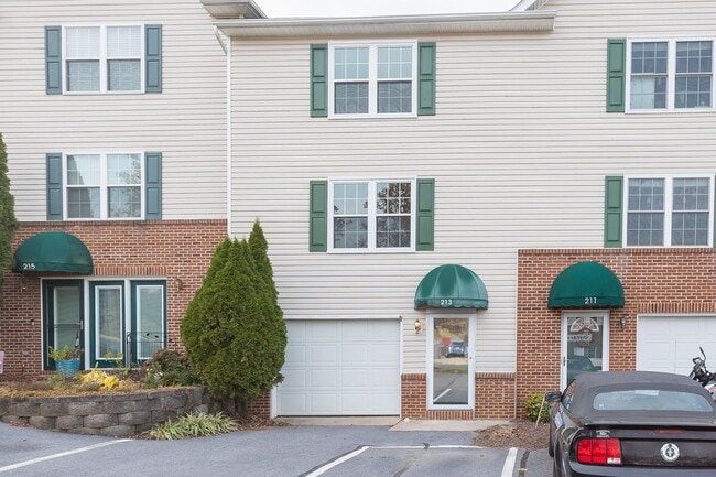 Spacious 3-Bedroom Townhome with Garage in a Prime Harrisonburg Location! - Spacious 3-Bedroom Townhome with Garage in a Prime Harrisonburg Location!