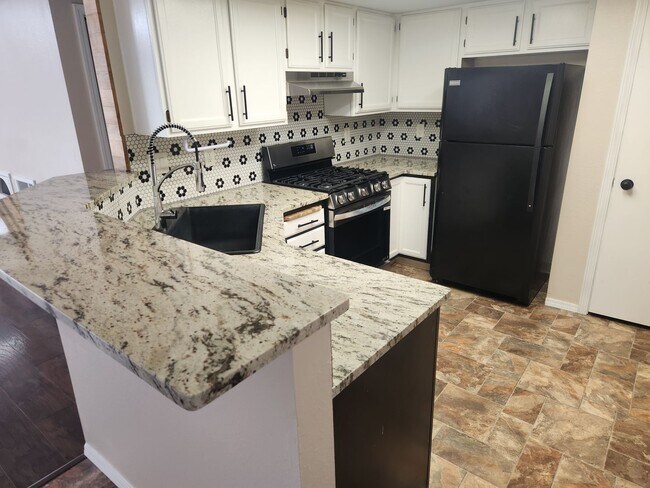 Foto del edificio - 3 Bedroom with large yard.