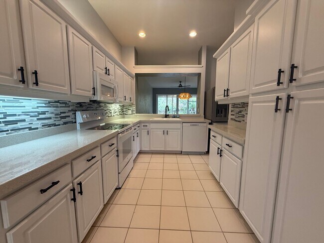 Foto del edificio - Beautiful 3 Bedroom 2 Bath Halifax Plantation Home AVAILABLE IMMEDIATELY!!!