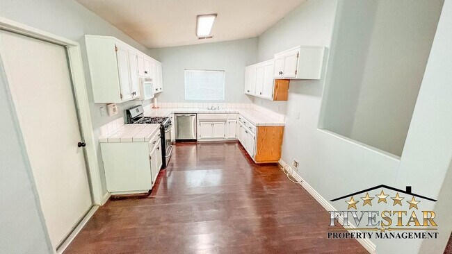 Building Photo - 1421 Lucerne Dr