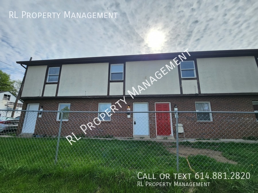 Foto principal - Cozy 2 bedroom 1 bathroom Townhome located...
