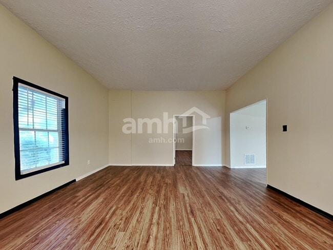 Foto del edificio - 275 Victoria Station Blvd NE